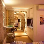 Veli Varos Apartman *